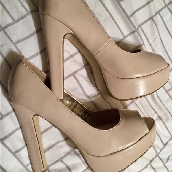 Wet Seal peep toe cream 5”heels! - Picture 3 of 4